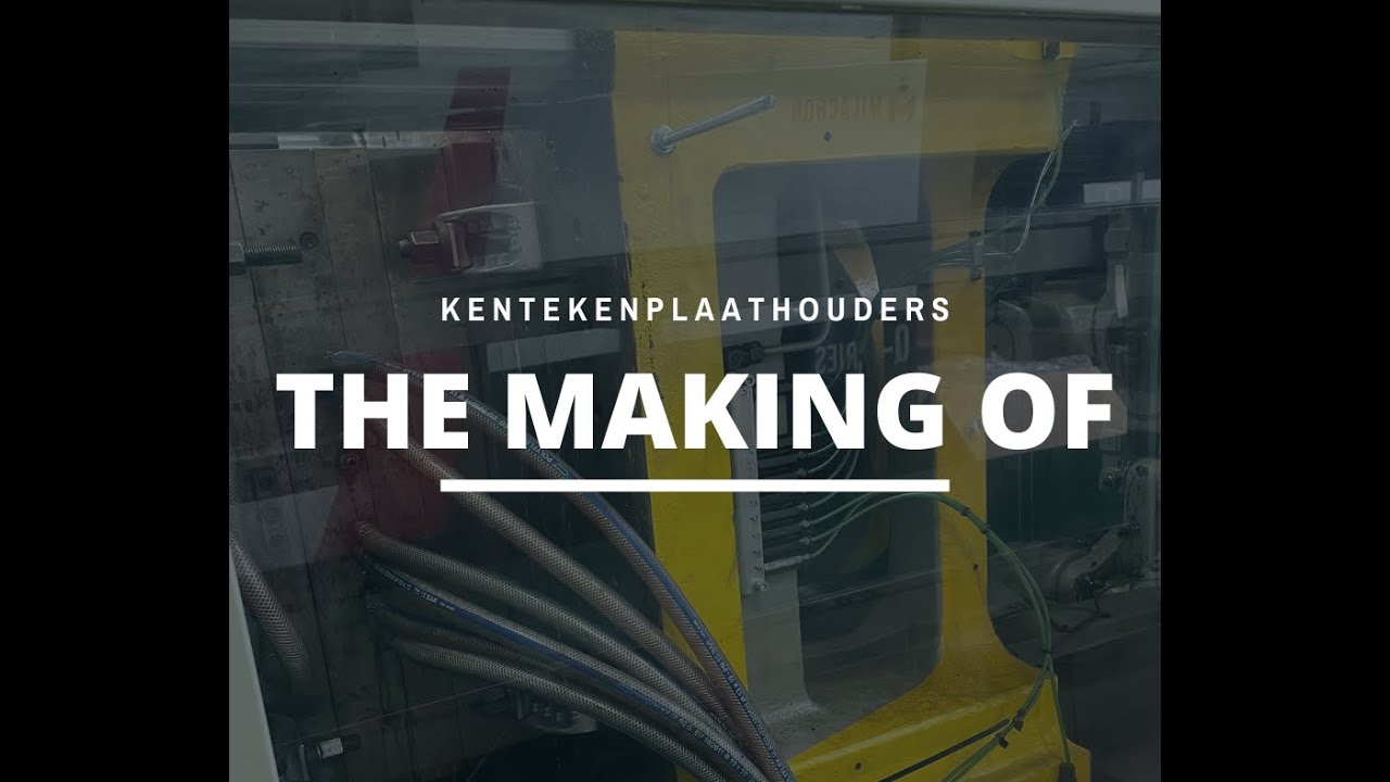 De productie van een kentekenplaathouder