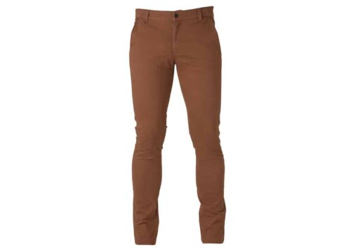 Heren chino broek voor in de showroom | Pelster Automotive