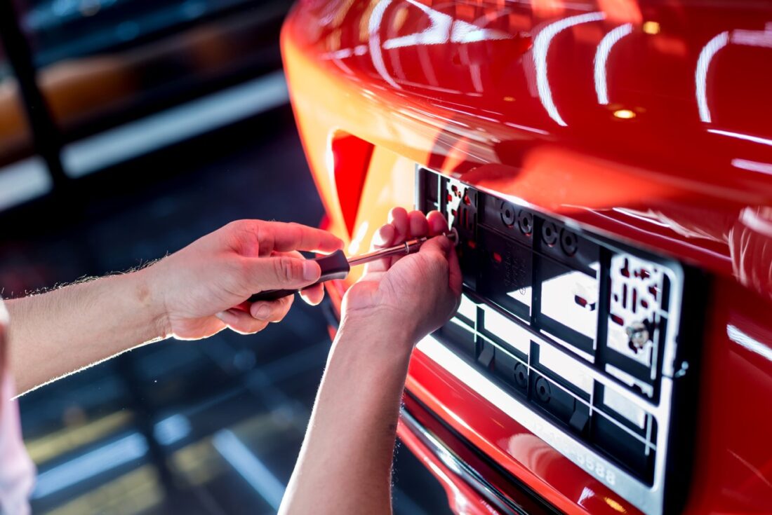 Kentekenplaathouders personaliseren met eigen logo-Pelster Automotive