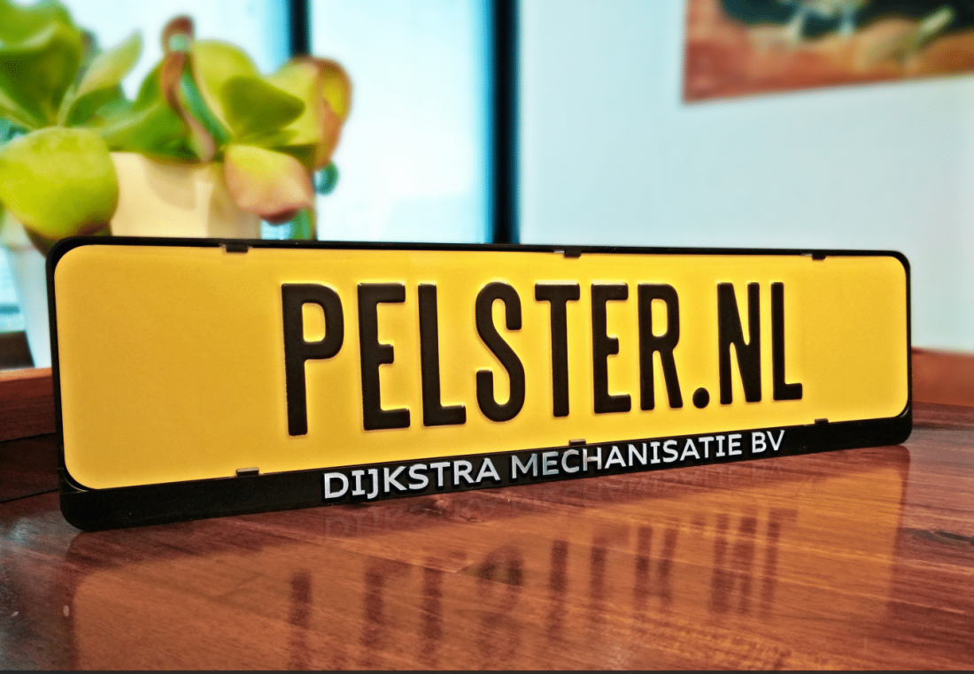 Kentekenplaathouders met chromen 3D tekst - Pelster Automotive