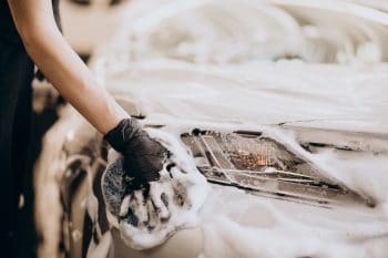 Hoe kun je een auto onderhoudsbeurt hygiënischer uitvoeren? | Pelster