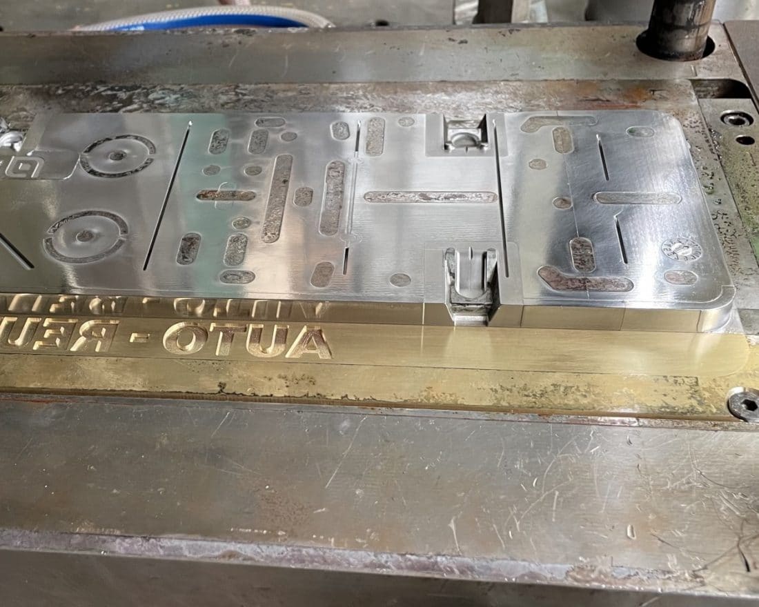 De productie van een kentekenplaathouder | Pelster Automotive
